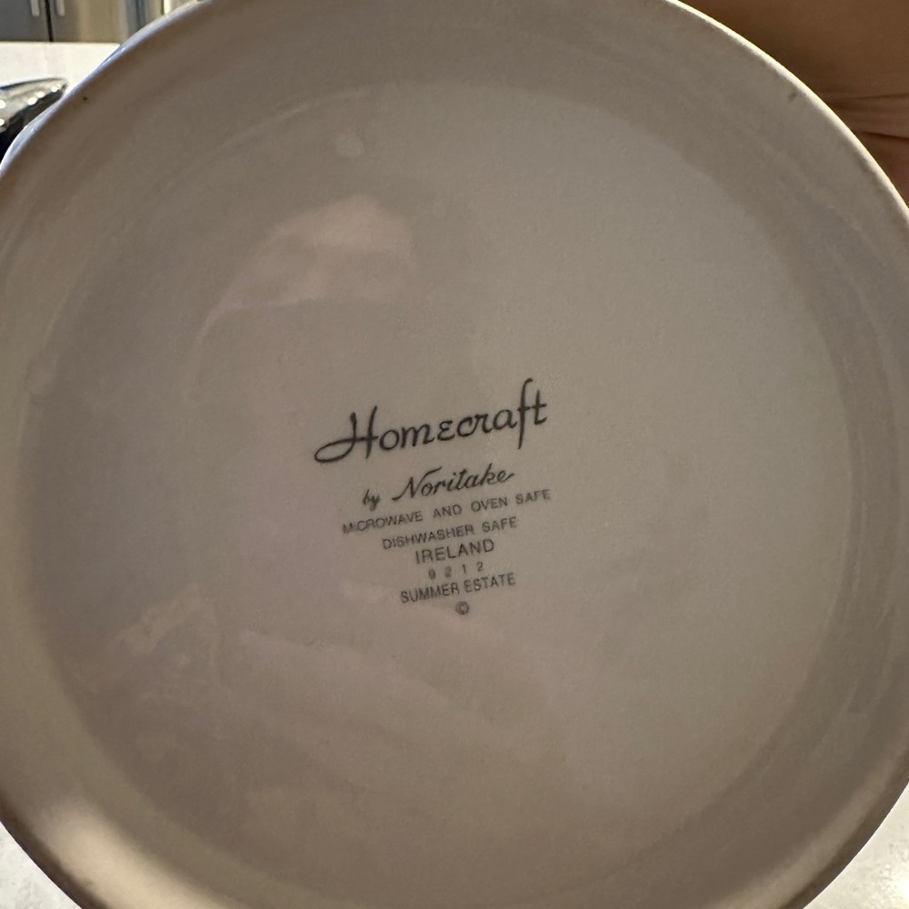 Noritake Floral Ceramic vegetable bowl with Lid - Picture 4 of 8